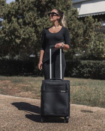 Βαλίτσα καμπίνας με διπλά ροδάκια , tsa lock από υφασμάτινο υλικό σε μαύρο χρώμα , επεκτάσιμη .