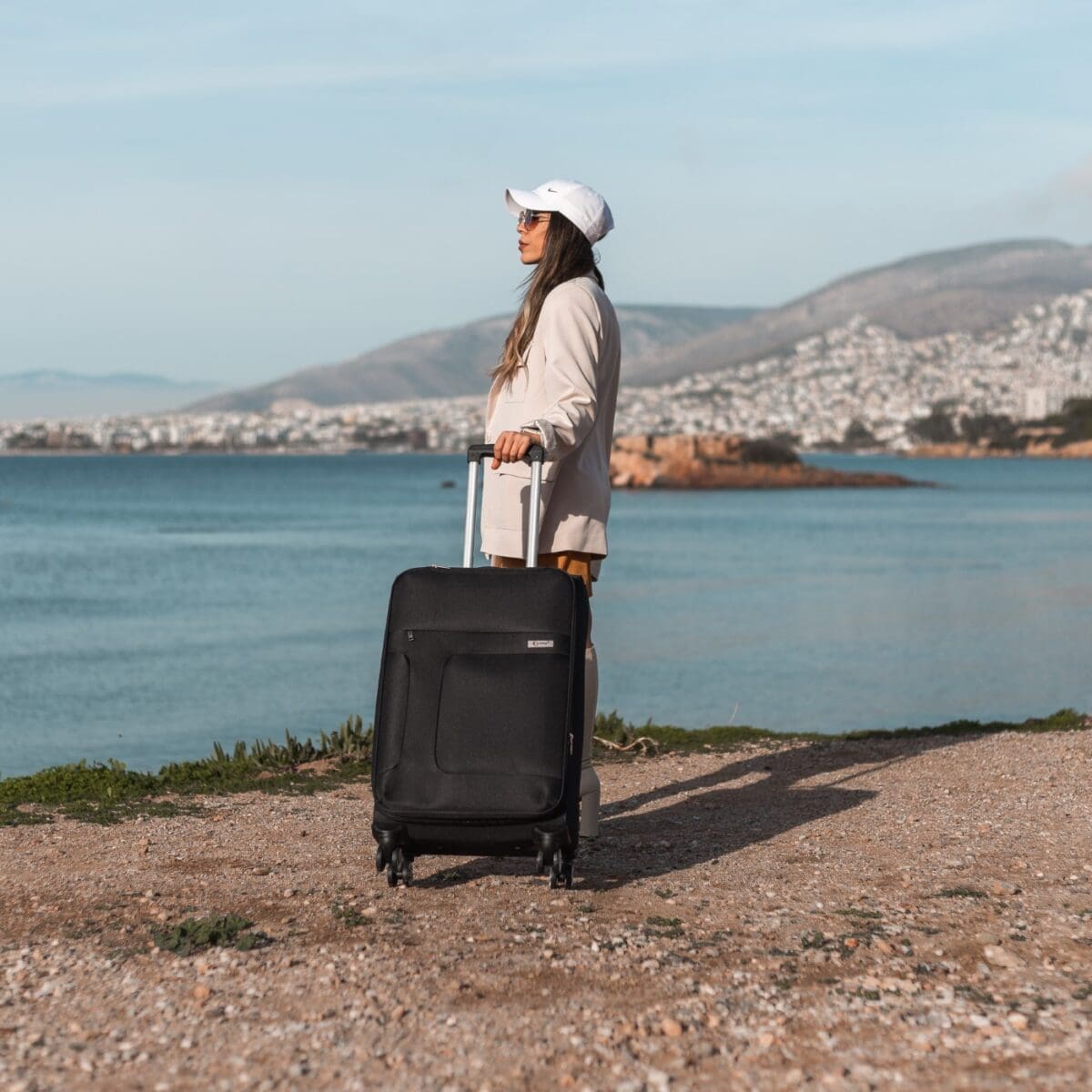 Βαλίτσα μεσαία με διπλά ροδάκια , tsa lock από υφασμάτινο υλικό σε μαύρο , επεκτάσιμη .