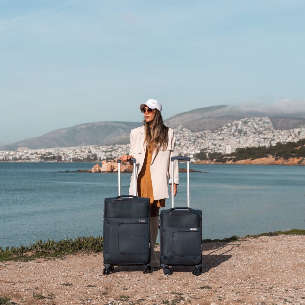 Βαλίτσα χειραποσκευή(καμπίνας) ,μεσαία με διπλά ροδάκια , tsa lock από υφασμάτινο υλικό σε μπλε χρώμα , επεκτάσιμες .