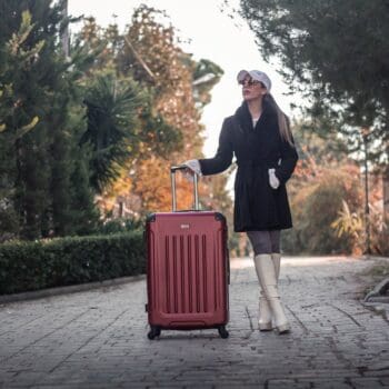 Βαλίτσα μεγάλη με κλειδαριά , υλικό abs σε χρώμα μπορντό προστατευτικά στις γωνίες .