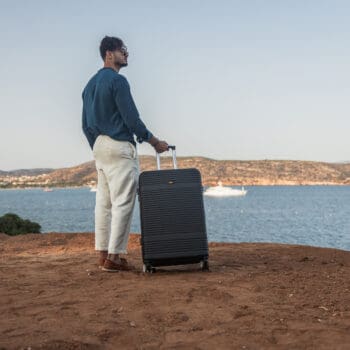 Βαλίτσα trolley Caterpillar V-Power Alexa μεγάλο μέγεθος με μοντέλο να την παρουσιάζει