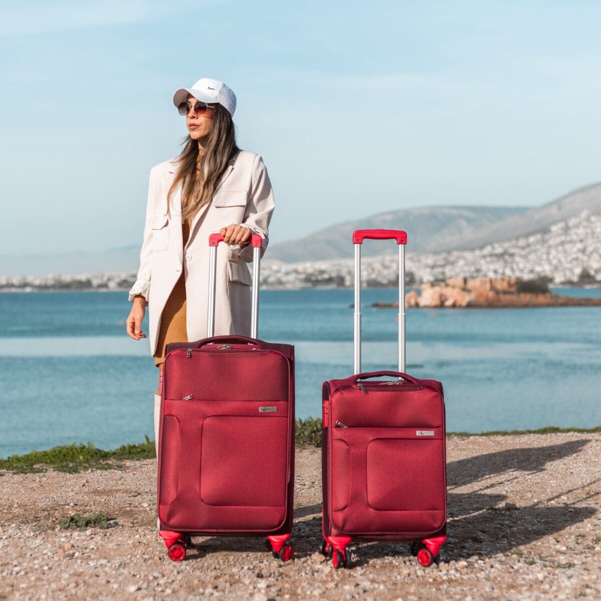 Βαλίτσες χειραποσκευή(καμπίνας) ,μεσαία με διπλά ροδάκια , tsa lock από υφασμάτινο υλικό σε μπορντό χρώμα , επεκτάσιμες .