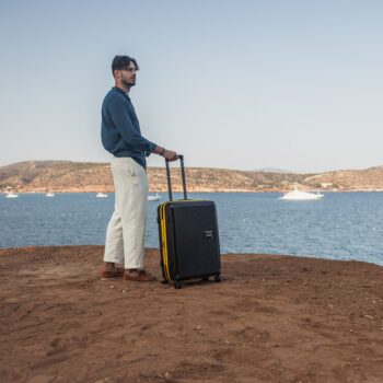 Βαλίτσα μεσαία με tsa lock διπλά ροδάκια από πολυπροπυλένιο άθραυστο υλικό και επέκταση σε μαύρο χρώμα με κίτρινες λωρίδες .