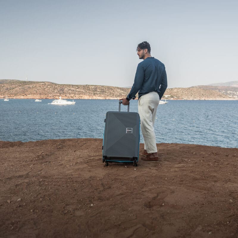 Βαλίτσα μεγάλη με tsa lock διπλά ροδάκια από πολυπροπυλένιο άθραυστο υλικό και επέκταση σε γκρί χρώμα με γαλάζιες λωρίδες .