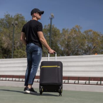 Βαλίτσα μεσαία με διπλά ροδάκια , tsa lock από υφασμάτινο υλικό σε μαύρο με κίτρινες λεπτομέρειες , επεκτάσιμη .