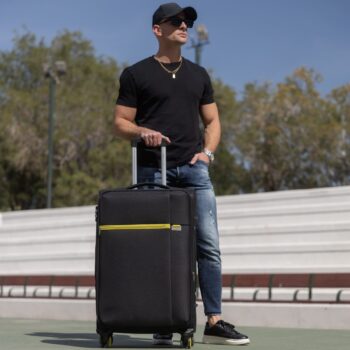 Βαλίτσα μεγάλη με διπλά ροδάκια , tsa lock από υφασμάτινο υλικό σε μαύρο με κίτρινες λεπτομέρειες , επεκτάσιμες .