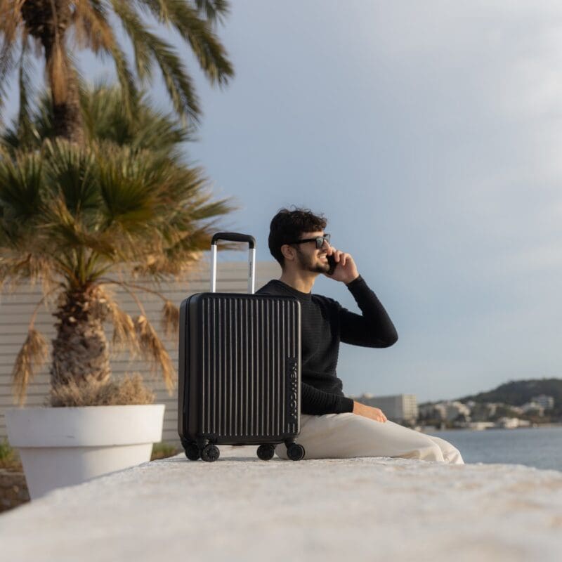 Βαλίτσα σκληρή Newcom (ABS+PC) καμπίνας N1490/50 μαύρο με μοντέλο