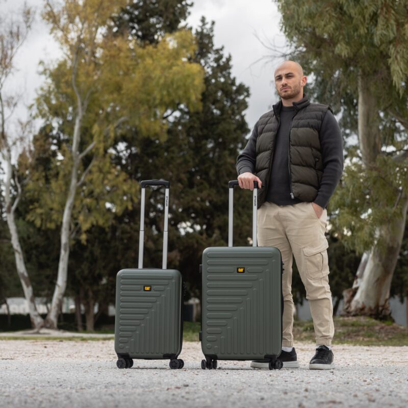 Βαλίτσες σετ χακί καμπίνας και μεσαία με ανδρα να τις κρατάει
