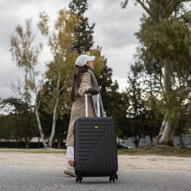 Βαλίτσα σκληρή μαύρη μεσαία με ρόδες