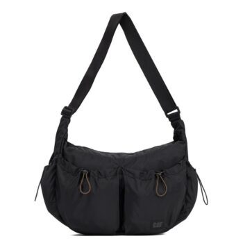 Τσάντα Crossbody σε μαύρο χρώμα με μπροστινές τσέπες από δίχτυ, πλευρικές θήκες για μπουκάλια νερού και ρυθμιζόμενο ιμάντα ώμου.