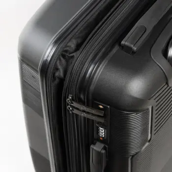 επεκτάσιμη μαύρη βαλίτσα καμπίνας