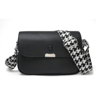 Γυναικεία τσάντα χιαστί Pierre Loues φορεμένη στο πλάι